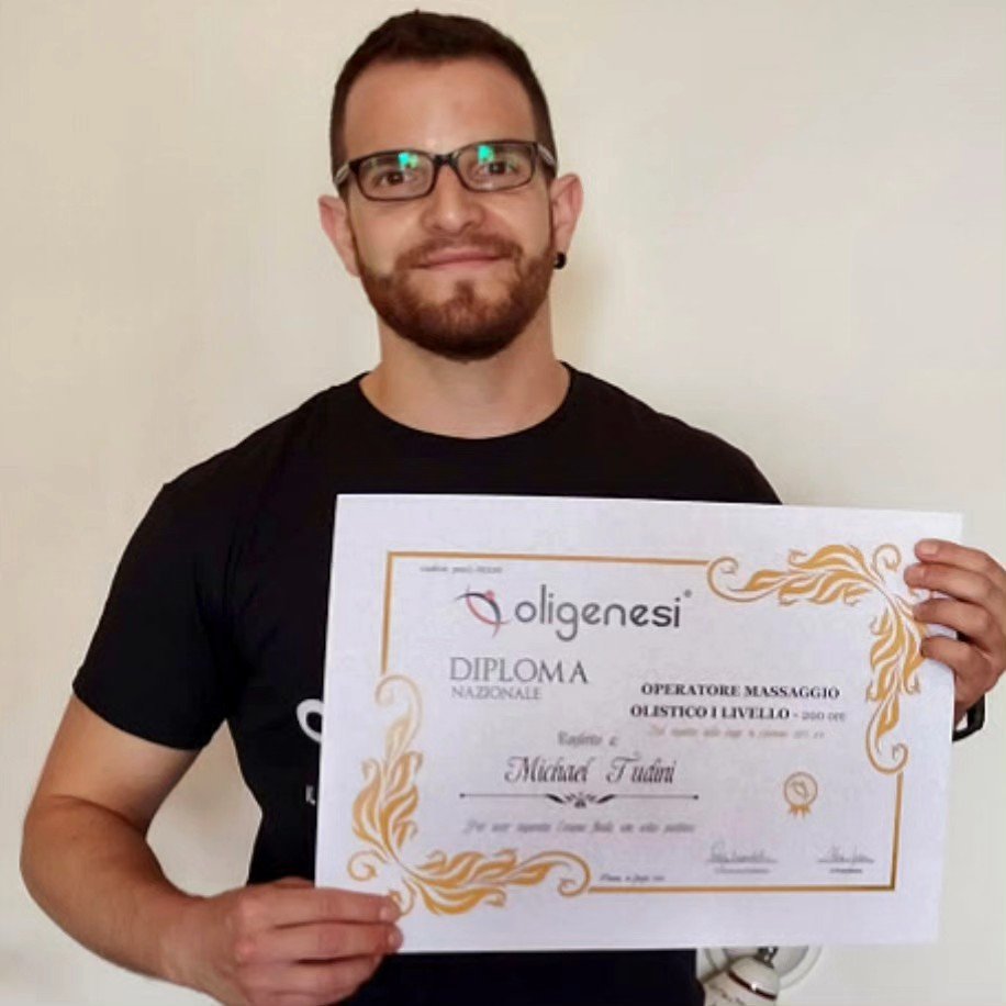 foto di Michael Tudini Operatore Olistico che mostra il suo diploma