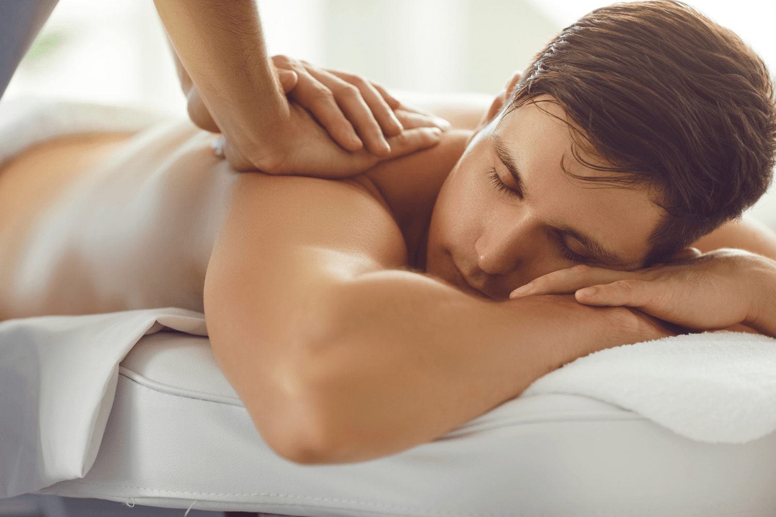 Relax-min uomo che riceve un massaggio olistico relax