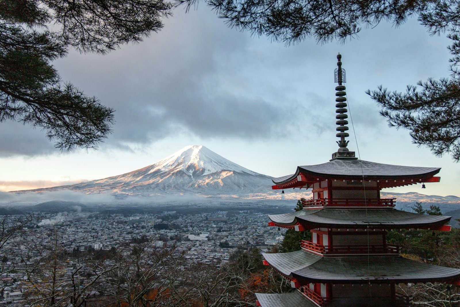 Tipica struttura giapponese con Monte Fuji 